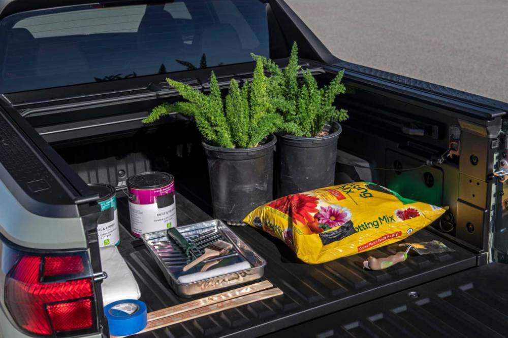 https://autogreeknews.gr/wp-content/uploads/2021/07/2022-hyundai-santa-cruz-bed-load-with-gardening-ge.jpg