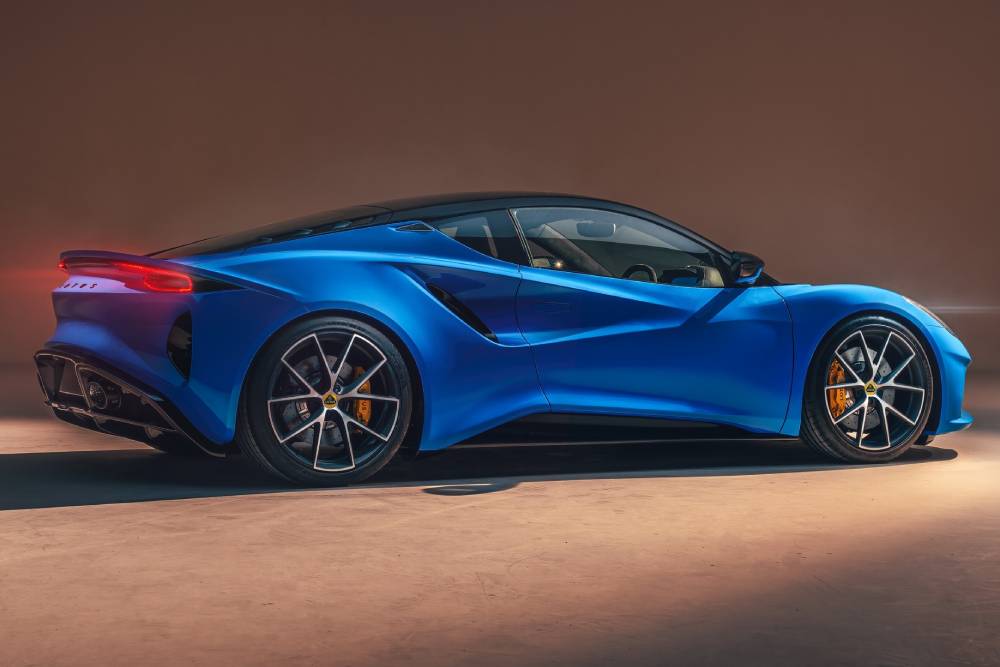 https://autogreeknews.gr/wp-content/uploads/2021/07/Lotus-Emira-Rear-3qtr-2456.jpg