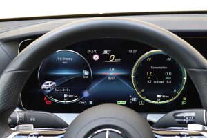 Mercedes E 300 e (30)