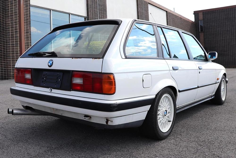 https://autogreeknews.gr/wp-content/uploads/2021/07/bmw-e30-4.jpg