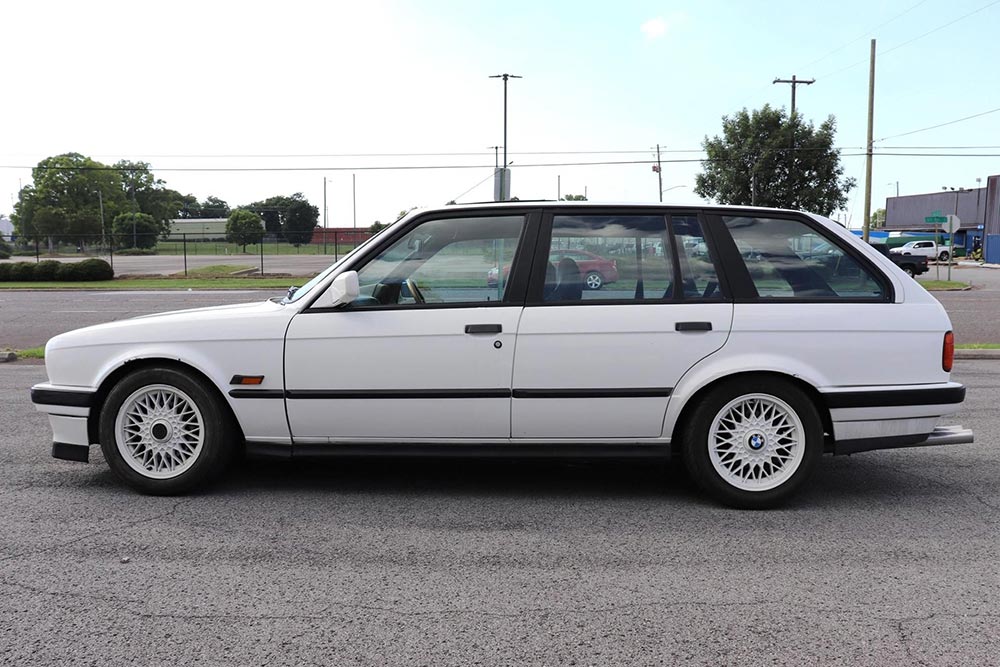 https://autogreeknews.gr/wp-content/uploads/2021/07/bmw-e30-6.jpg