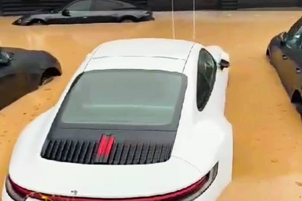 https://autogreeknews.gr/wp-content/uploads/2021/07/flooded-porsches-in-germany-3.jpg