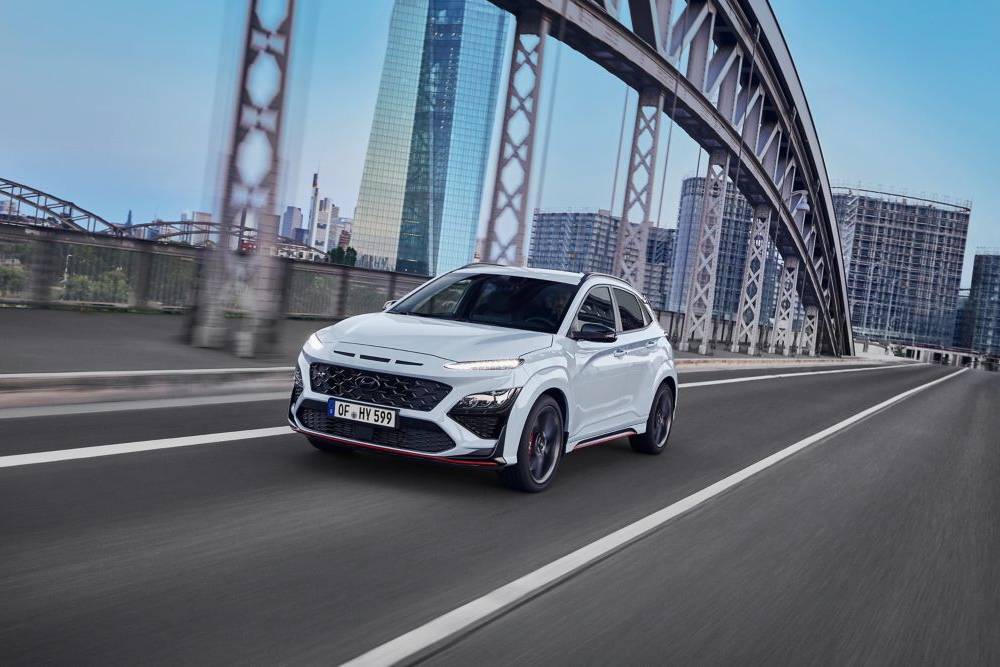 https://autogreeknews.gr/wp-content/uploads/2021/07/hyundai-kona-n-test-drive-sonic-blue-driving-02_wid_1024-1.jpg