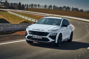 hyundai-kona-n-test-drive-sonic-blue-driving-24_wid_1024