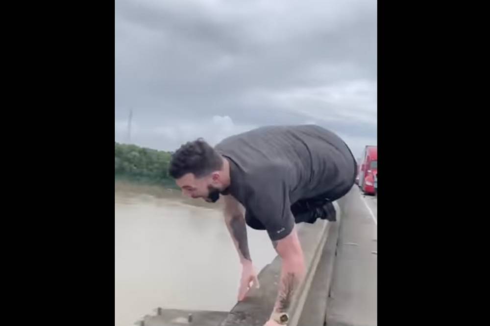 https://autogreeknews.gr/wp-content/uploads/2021/07/man-jumps-off-bridge-to-escape-traffic-jam.jpg