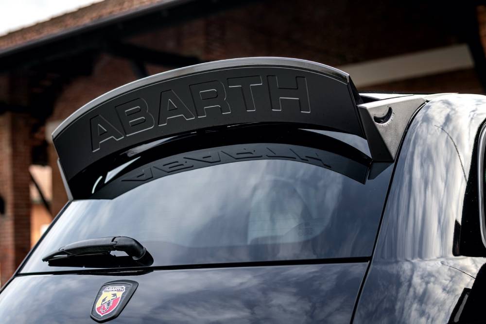 https://autogreeknews.gr/wp-content/uploads/2021/07/new-abarth-695-esseesse-unveiled-with-exclusive-lo-10.jpg