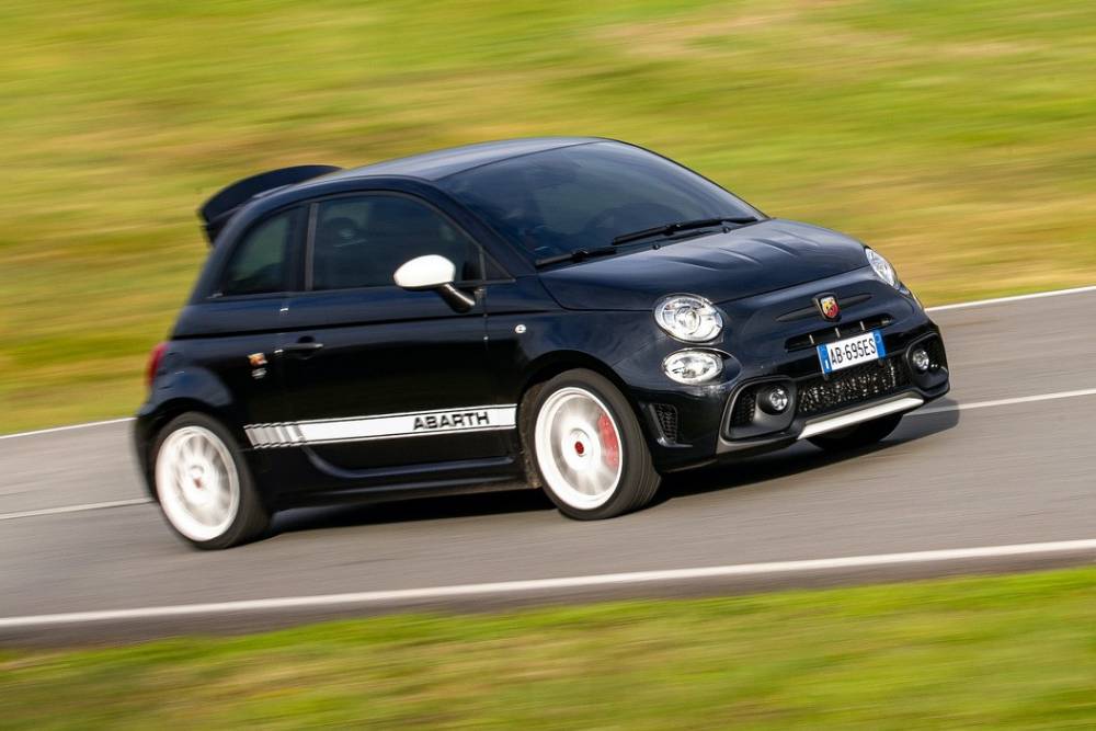 https://autogreeknews.gr/wp-content/uploads/2021/07/new-abarth-695-esseesse-unveiled-with-exclusive-lo-12.jpg