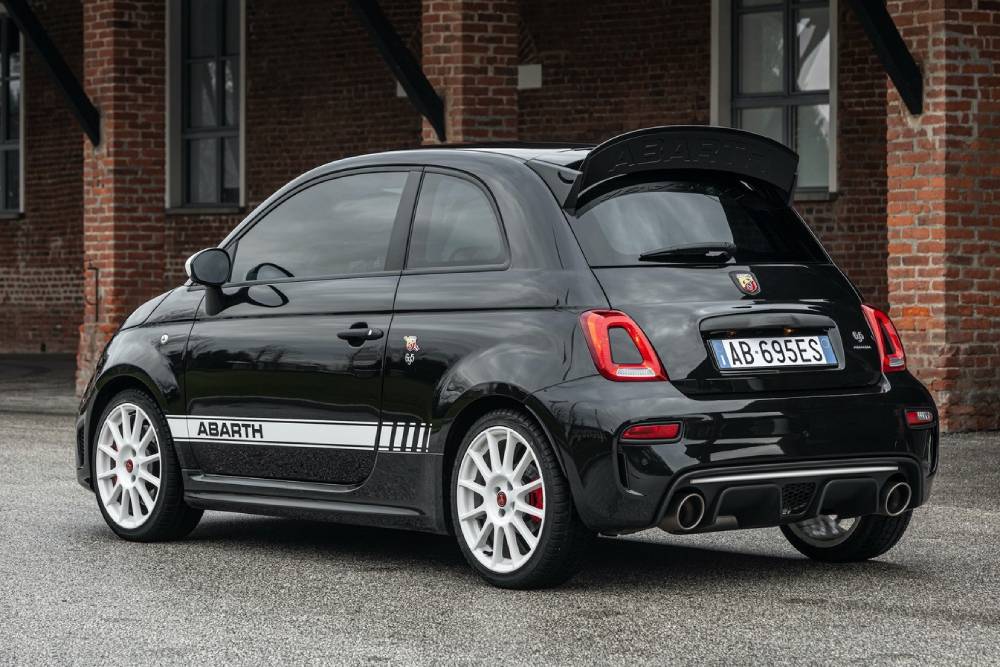https://autogreeknews.gr/wp-content/uploads/2021/07/new-abarth-695-esseesse-unveiled-with-exclusive-lo-14.jpg