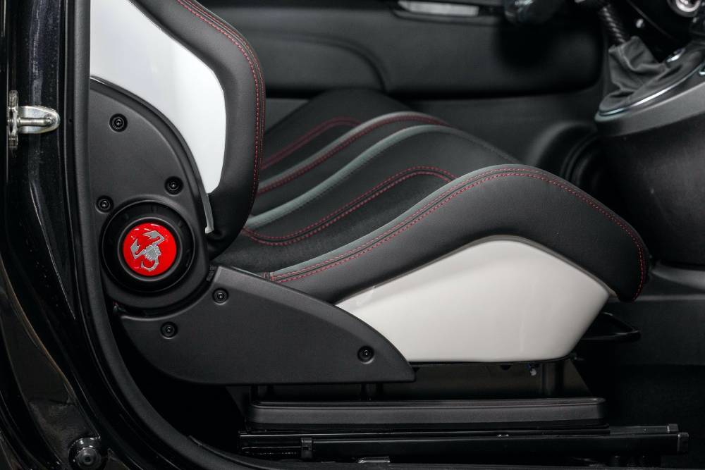https://autogreeknews.gr/wp-content/uploads/2021/07/new-abarth-695-esseesse-unveiled-with-exclusive-lo-4.jpg