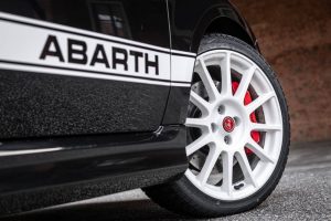new-abarth-695-esseesse-unveiled-with-exclusive-lo (9)