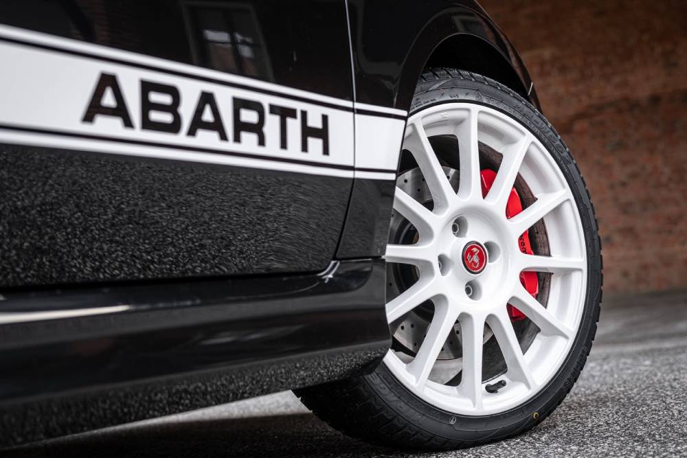 https://autogreeknews.gr/wp-content/uploads/2021/07/new-abarth-695-esseesse-unveiled-with-exclusive-lo-9.jpg