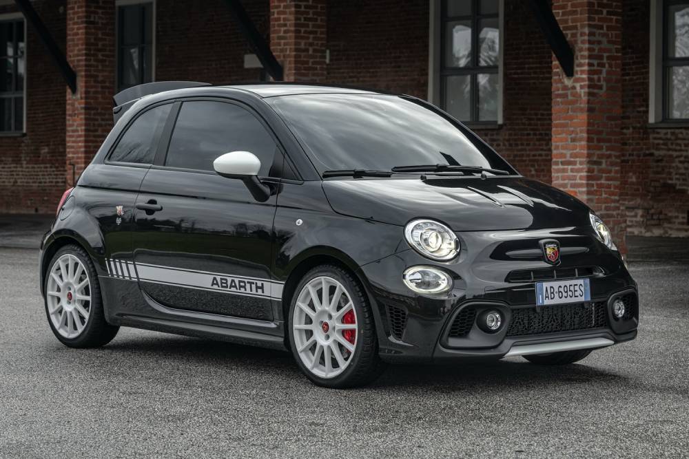 https://autogreeknews.gr/wp-content/uploads/2021/07/new-abarth-695-esseesse-unveiled-with-exclusive-lo.jpg