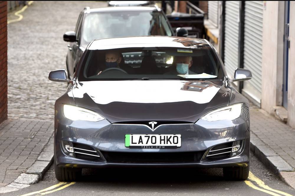 https://autogreeknews.gr/wp-content/uploads/2021/07/prince-charles-tesla-model-s-for-sale.jpg