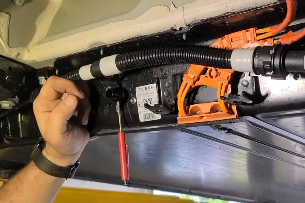 Συνεργείο Tesla ζήτησε 16.000 δολάρια για ζημιά 700!