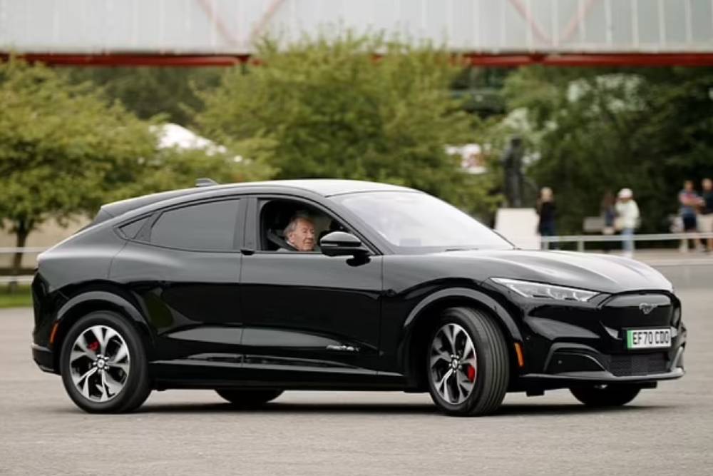 https://autogreeknews.gr/wp-content/uploads/2021/08/101-year-old-drives-mustang-mach-e.jpg