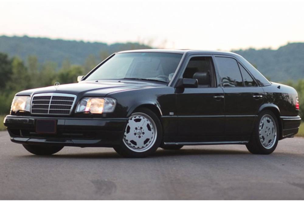 https://autogreeknews.gr/wp-content/uploads/2021/08/1993-mercedes-400e-for-sale-1.jpg