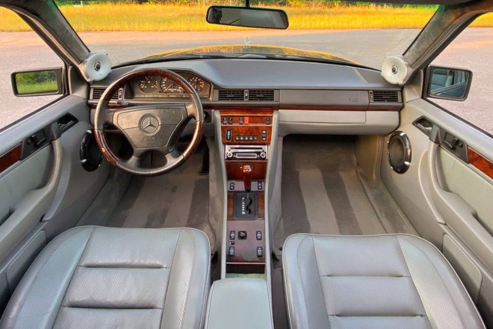 https://autogreeknews.gr/wp-content/uploads/2021/08/1993-mercedes-400e-for-sale-3.jpg