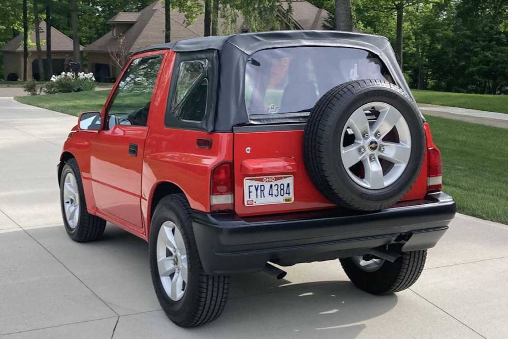 https://autogreeknews.gr/wp-content/uploads/2021/08/1996-geo-tracker-with-camaro-v6-1.jpg