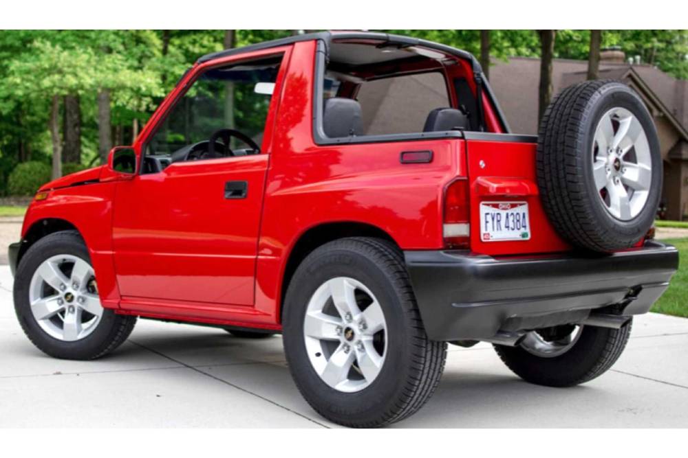 https://autogreeknews.gr/wp-content/uploads/2021/08/1996-geo-tracker-with-camaro-v6-2.jpg