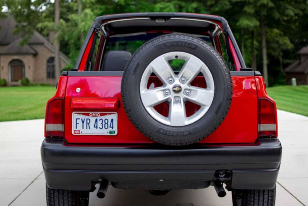 https://autogreeknews.gr/wp-content/uploads/2021/08/1996-geo-tracker-with-camaro-v6-3.jpg