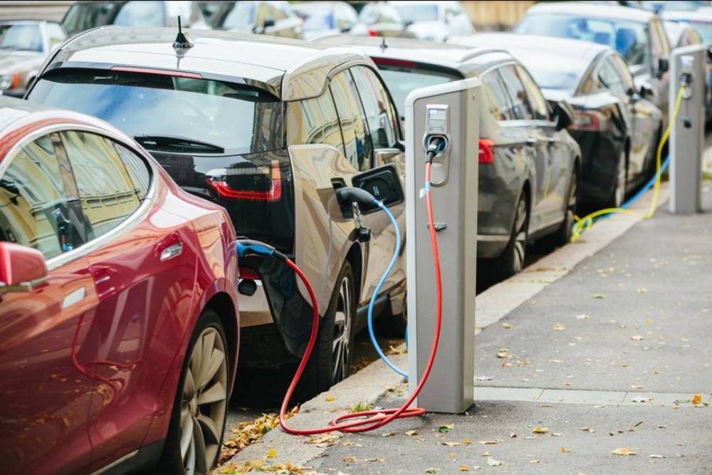 https://autogreeknews.gr/wp-content/uploads/2021/08/electric-cars-charging-3.jpg