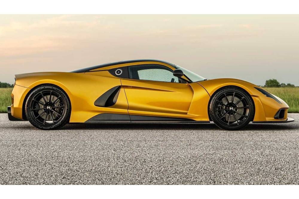 https://autogreeknews.gr/wp-content/uploads/2021/08/hennessey-venom-f5-mojave-gold-1.jpg