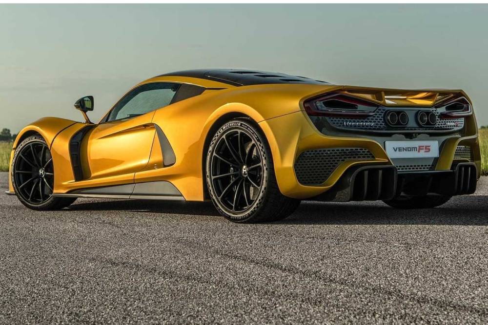 https://autogreeknews.gr/wp-content/uploads/2021/08/hennessey-venom-f5-mojave-gold-3.jpg