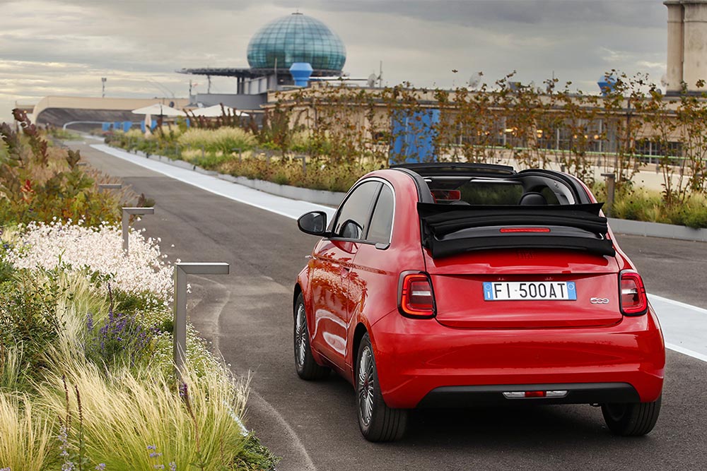 https://autogreeknews.gr/wp-content/uploads/2021/09/03_New-Fiat-500-RED.jpg