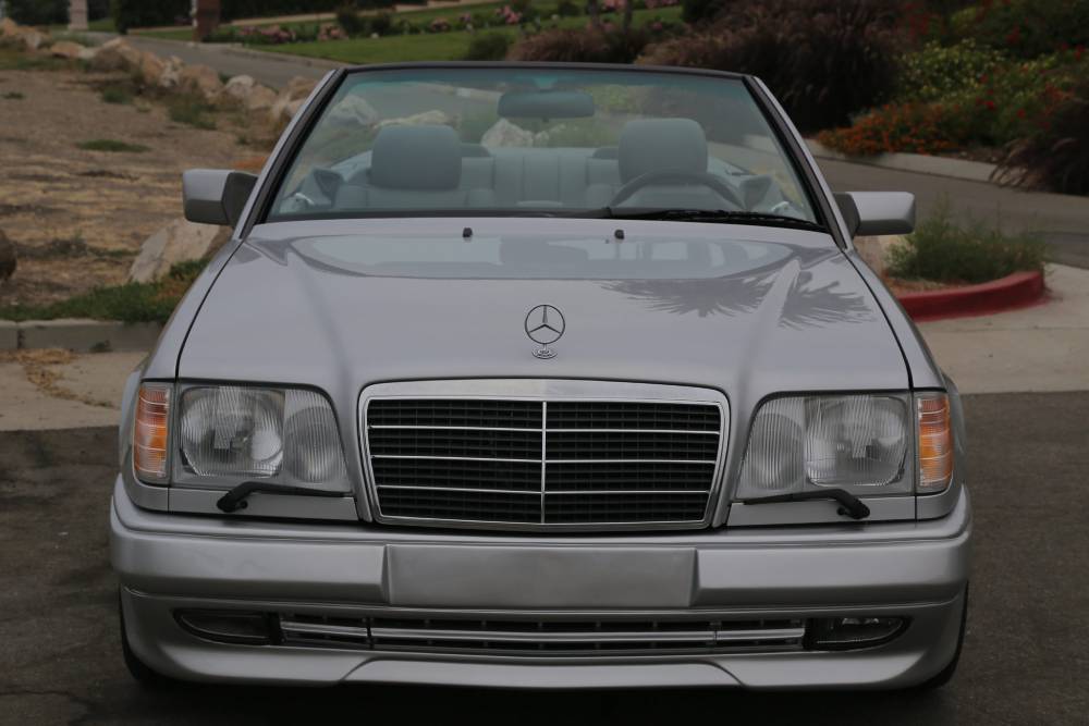 https://autogreeknews.gr/wp-content/uploads/2021/09/1995-mercedes-e320-cabriolet-for-sale-11.jpg