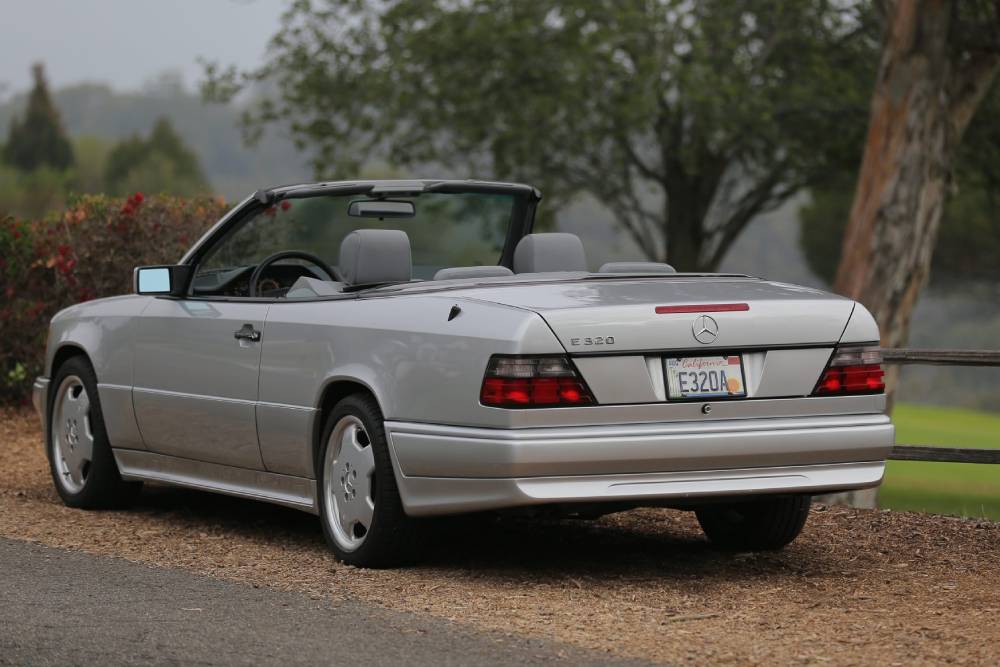 https://autogreeknews.gr/wp-content/uploads/2021/09/1995-mercedes-e320-cabriolet-for-sale-13.jpg