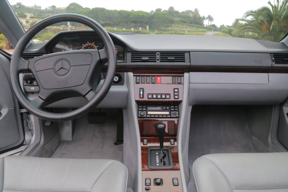 https://autogreeknews.gr/wp-content/uploads/2021/09/1995-mercedes-e320-cabriolet-for-sale-2.jpg