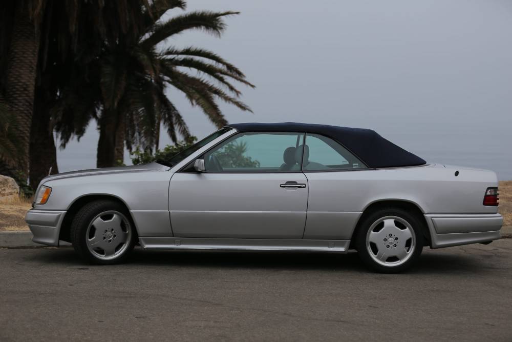 https://autogreeknews.gr/wp-content/uploads/2021/09/1995-mercedes-e320-cabriolet-for-sale-3.jpg