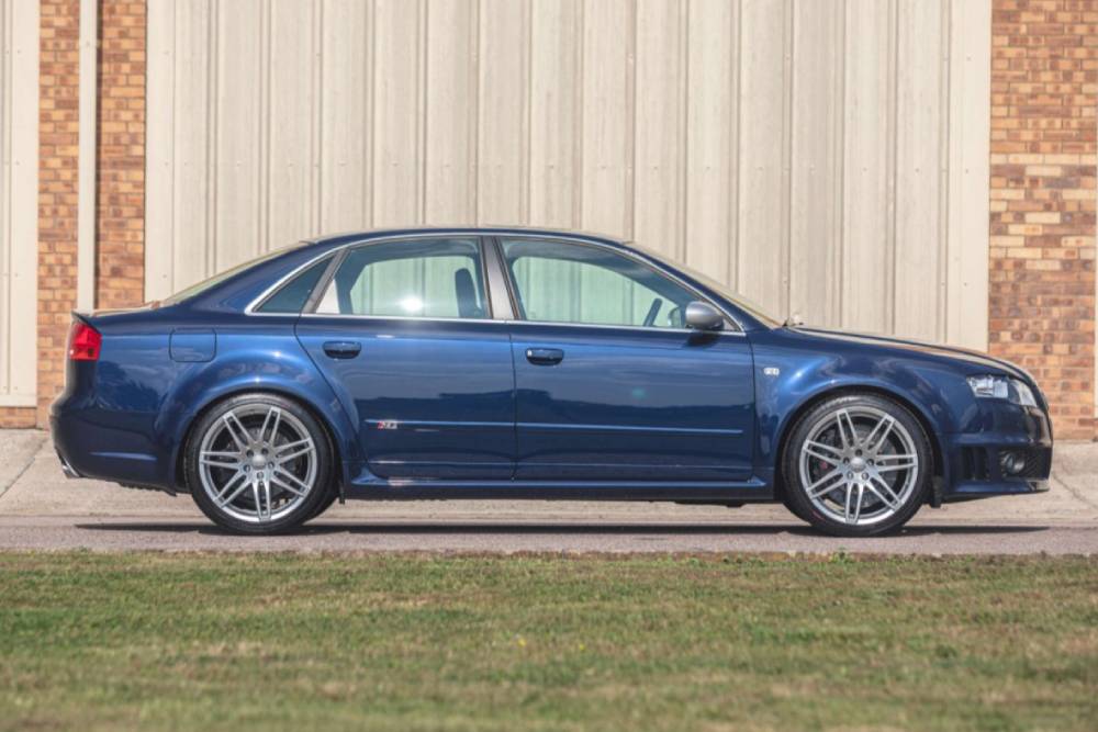 https://autogreeknews.gr/wp-content/uploads/2021/09/2007-audi-rs4-for-sale-3.jpg