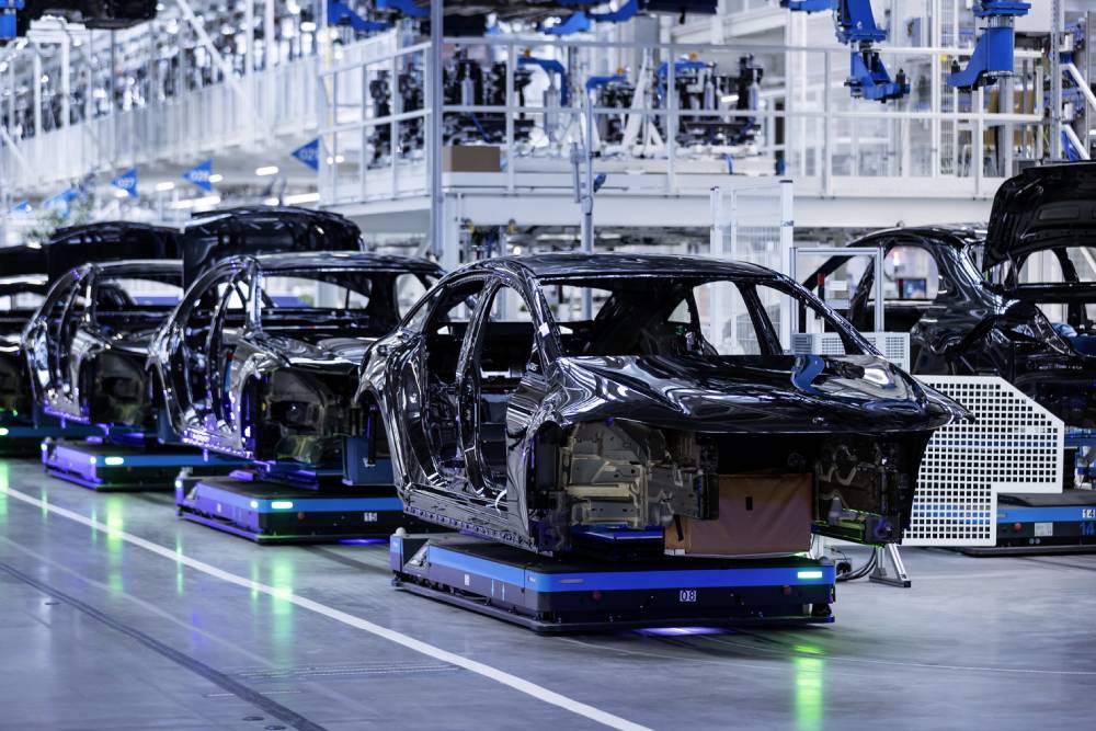 https://autogreeknews.gr/wp-content/uploads/2021/09/2021-mercedes-benz-eqs-sindelfingen-plant-assembly.jpg