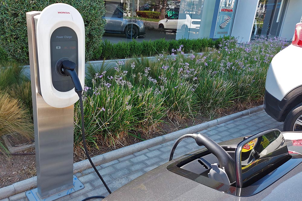 https://autogreeknews.gr/wp-content/uploads/2021/09/Honda-e-charge-1.jpg