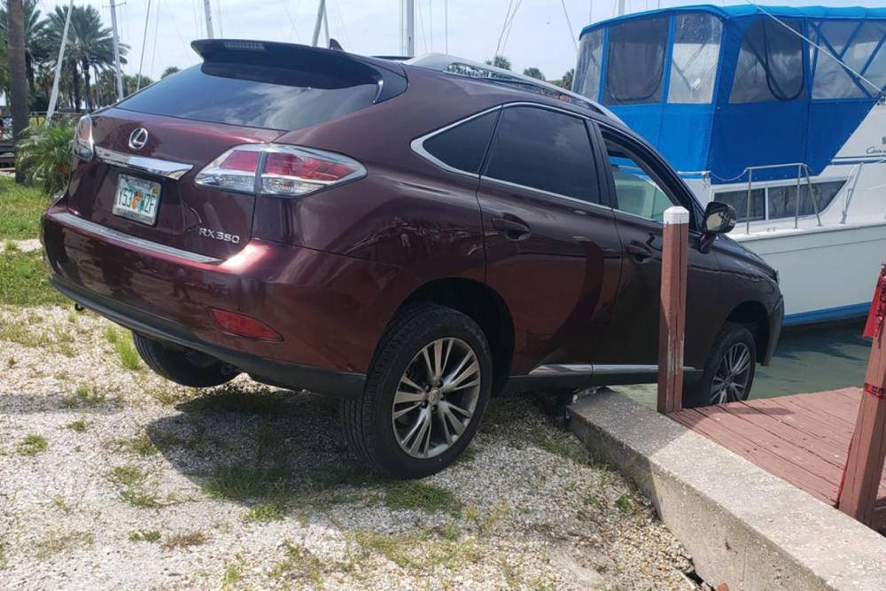 https://autogreeknews.gr/wp-content/uploads/2021/09/drunk-driver-leaves-lexus-hanging-2.jpg