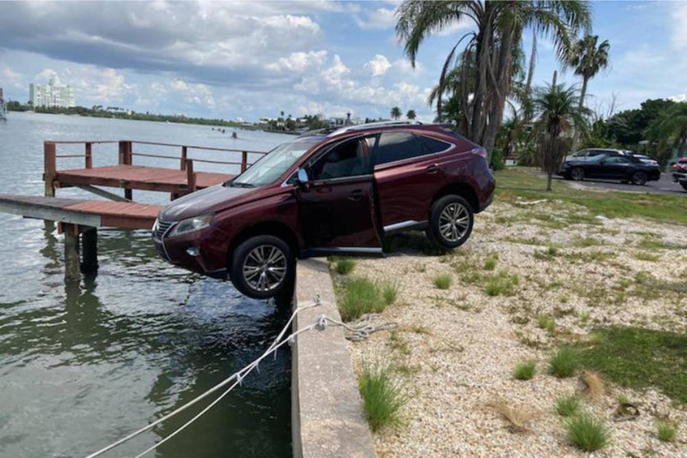 https://autogreeknews.gr/wp-content/uploads/2021/09/drunk-driver-leaves-lexus-hanging-4.jpg