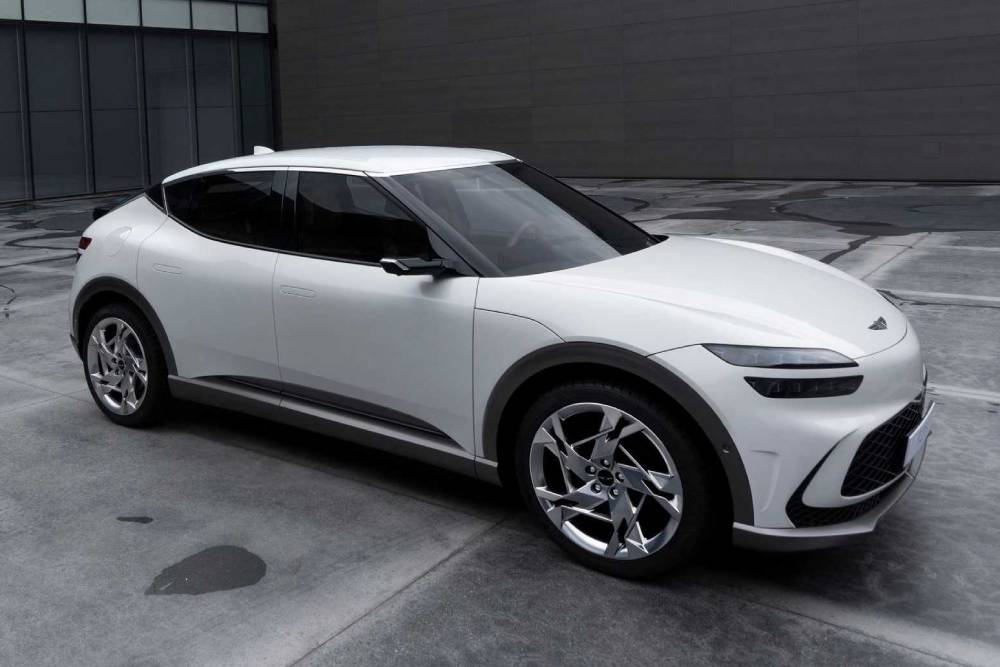 https://autogreeknews.gr/wp-content/uploads/2021/09/genesis-gv60-official-images-side-high-angle.jpg