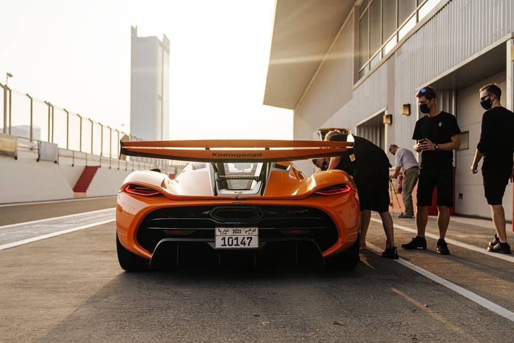 https://autogreeknews.gr/wp-content/uploads/2021/09/koenigsegg-jesko-1600-hp-hypercar-heads-to-dubai-f-2.jpg