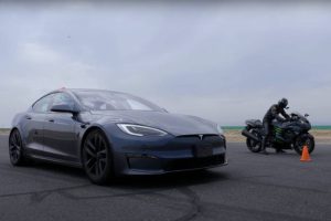 tesla model s plaid vs hayabusa and ninja 4