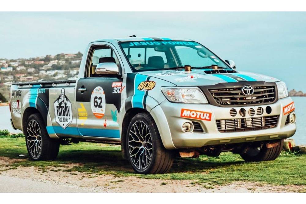 https://autogreeknews.gr/wp-content/uploads/2021/09/toyota-hilux-v12-twin-turbo-conversion-by-fatboy-f-1.jpg