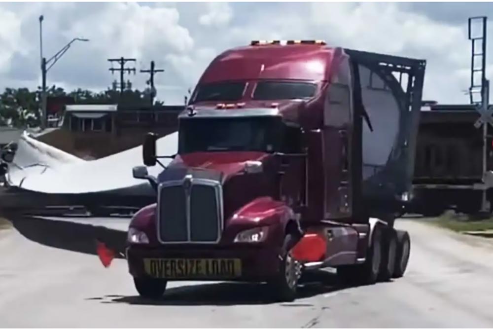 Τρένο πήρε παραμάζωμα έλικα από νταλίκα! (+video)