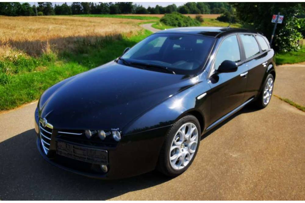 https://autogreeknews.gr/wp-content/uploads/2021/10/2006-alfa-romeo-v6-for-sale-7.jpg
