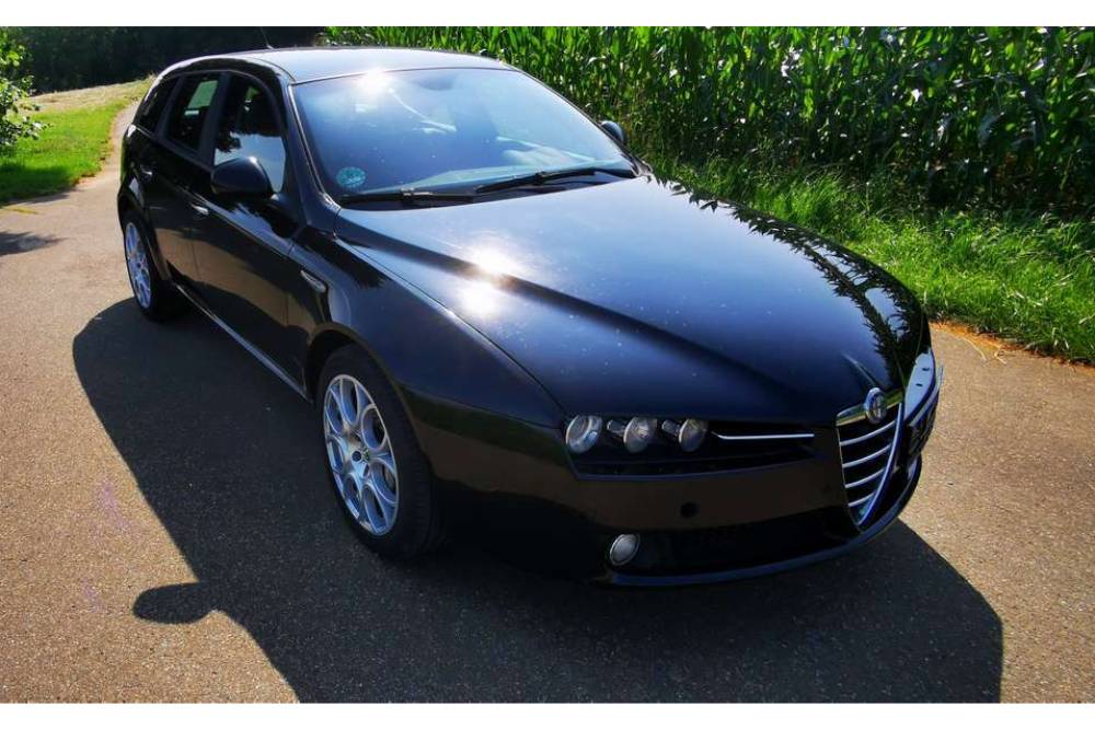 https://autogreeknews.gr/wp-content/uploads/2021/10/2006-alfa-romeo-v6-for-sale-8.jpg