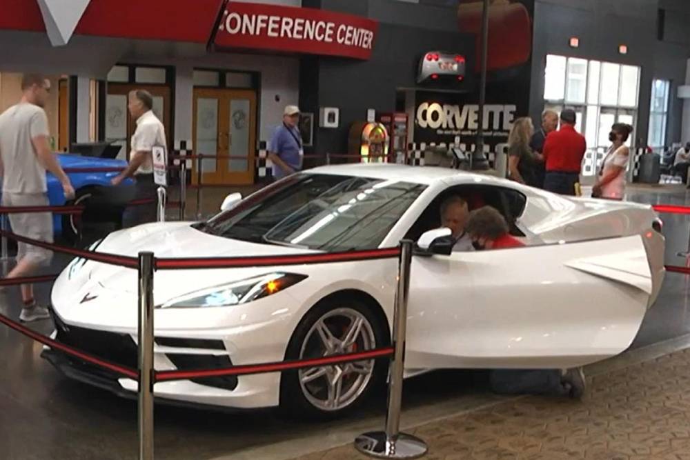 https://autogreeknews.gr/wp-content/uploads/2021/10/95-year-old-veteran-gets-new-corvette-1.jpg