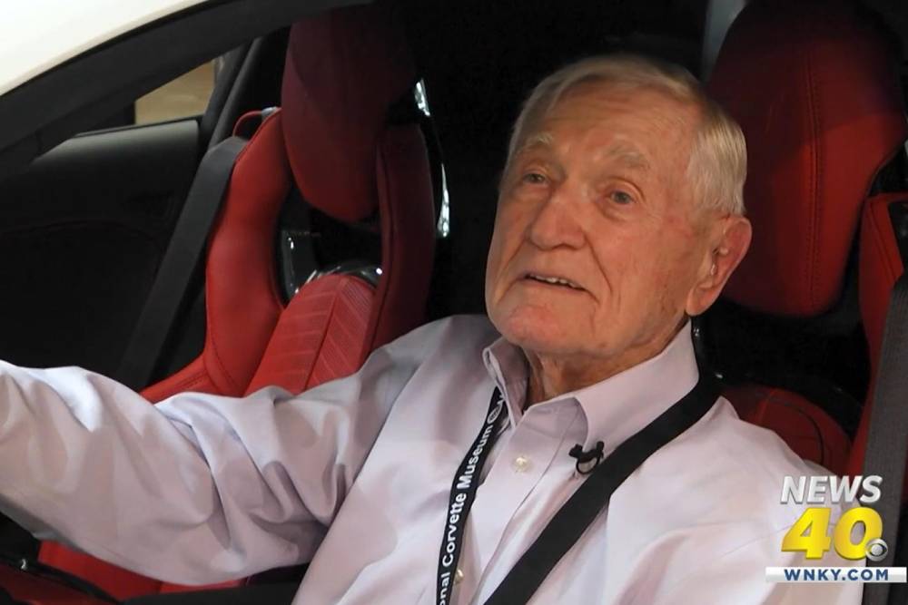 https://autogreeknews.gr/wp-content/uploads/2021/10/95-year-old-veteran-gets-new-corvette-2.jpg