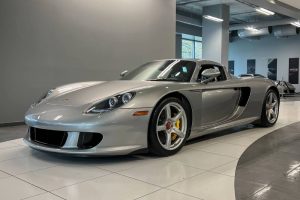 Porsche-Carrera-GT-1