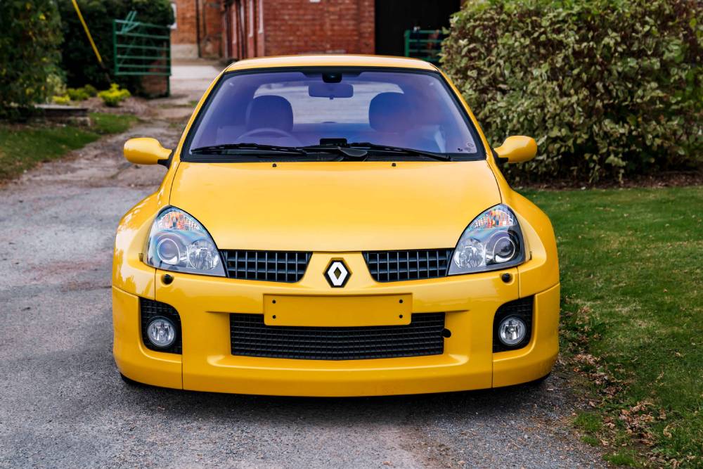 https://autogreeknews.gr/wp-content/uploads/2021/10/Renault-Clio-V6-1.jpg