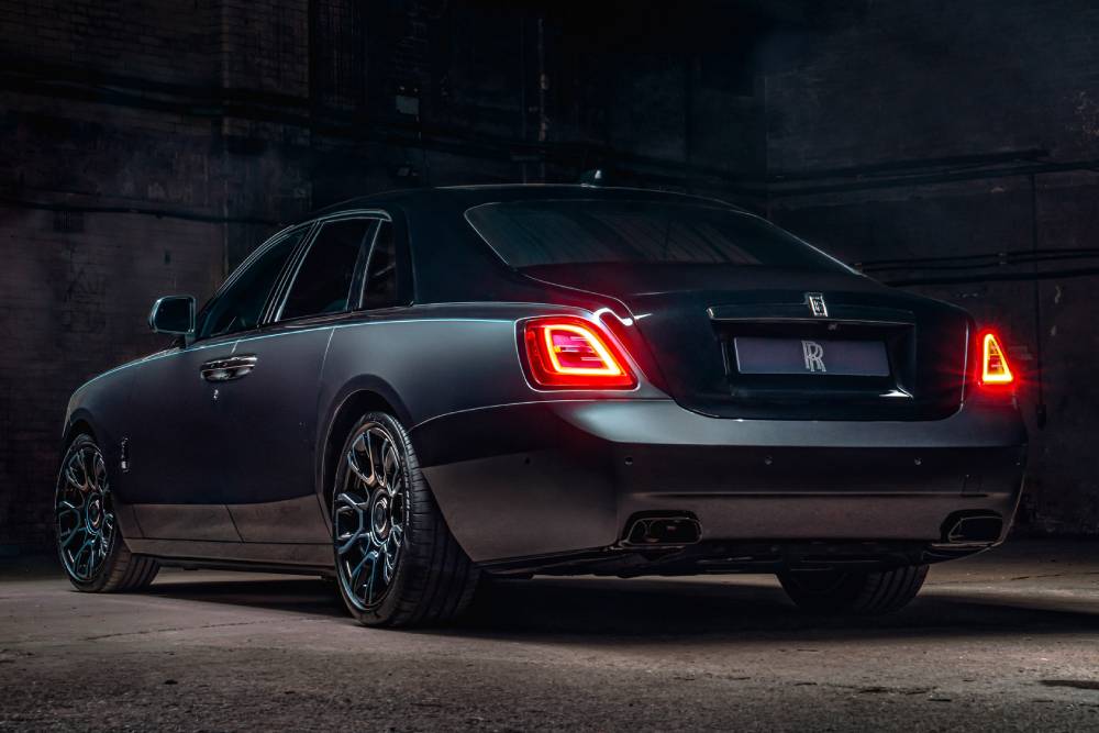 https://autogreeknews.gr/wp-content/uploads/2021/10/Rolls-Royce-Ghost-Black-Badge-2021-Warehouse-5.jpg