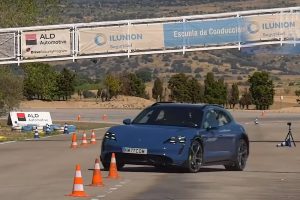 Taycan-cross-turismo-moose-test